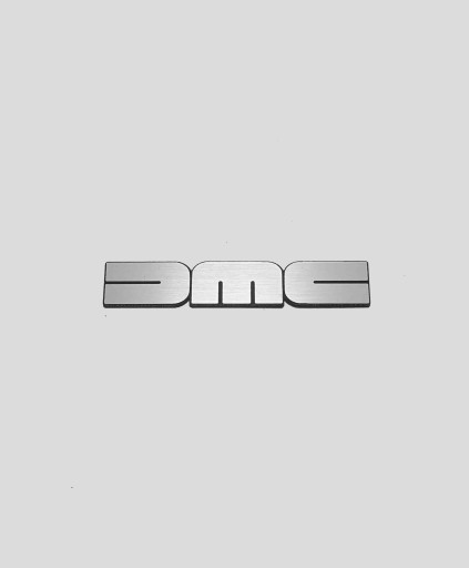 Наклейка-эмблема DELOREAN 120 x 22 мм *СЕРЕБРЯНАЯ