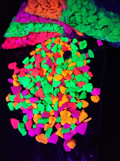 ŚWIECĄCE KAMIENIE W UV FLUORESCENCYJNE 20 sztuk KAMYCZKI OZDOBNE DO WYBORU