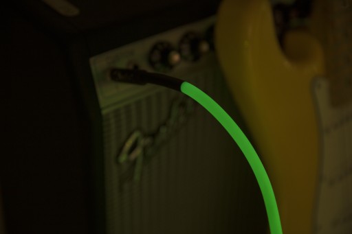 Гитарный кабель FENDER 3м светится в темноте GLOWING
