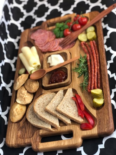 Дубовый сервировочный поднос с ручками и миской.