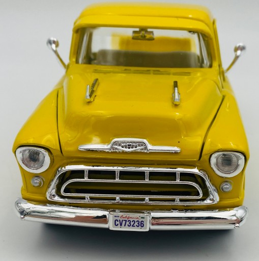 Chevy 3100 Sathside Pickup 1957 Модель 1:24 Motormax 79381 Желтый