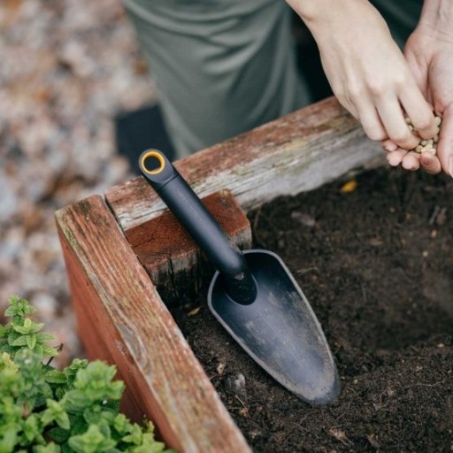 FISKARS SOLID Маленькая садовая лопата с дозатором для посадки почвы