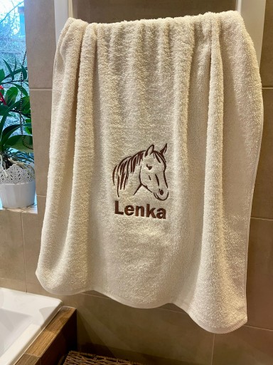 PERSONALIZOWANY RĘCZNIK Z HAFTEM 70X140CM GRAFIKA KOŃ Z IMIENIEM 500G