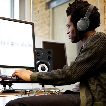 Behringer BH 470 закрытые студийные наушники 32 Ом, разъем 6,3 мм 3,5 мм