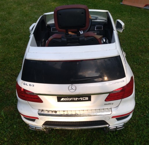 Автомобиль Mercedes GL63, прекрасно воспроизведенный 12В