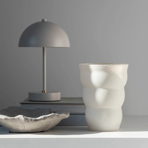 Кремовая стеклянная ваза SCANDI DECO H19