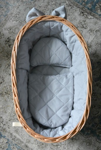 Колыбелька для кукол из натуральной плетеной ткани.