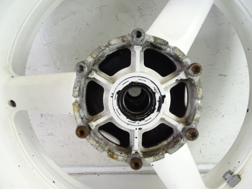 Yamaha R6 RJ03 возле задней части обода