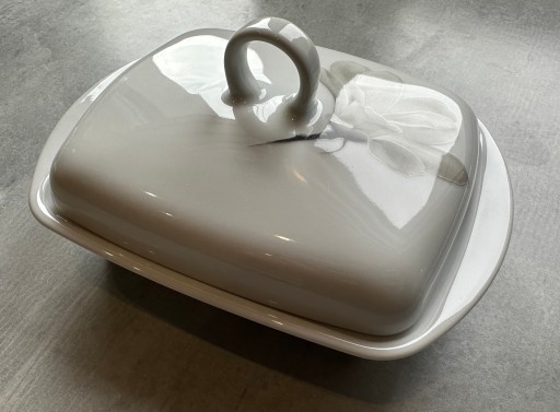 MASELNICA LUBIANA MASELNICZKA POJEMNIK NA MASŁO OSEŁKE PRZYKRYWKĄ PORCELANA