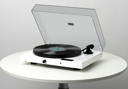PRO-JECT JUKE BOX E + BT + ACOUSTIC ENERGY AE100