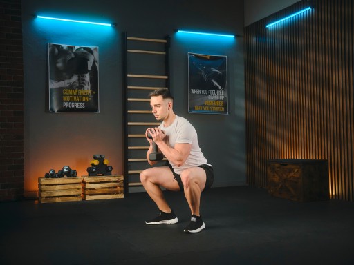 Набор из 2 гантелей по 9 кг и неопреновых гирь для упражнений Trex Sport.