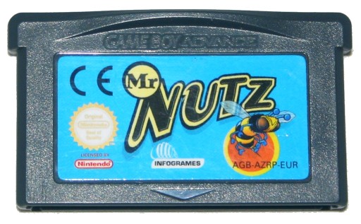 Мистер Натц играет на Game Boy Advance — GBA.