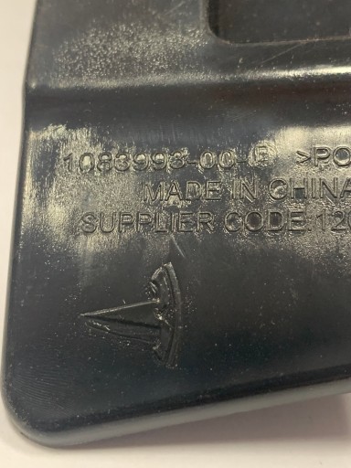 Крепление бампера Tesla 3 1083993-00-E НОВОЕ