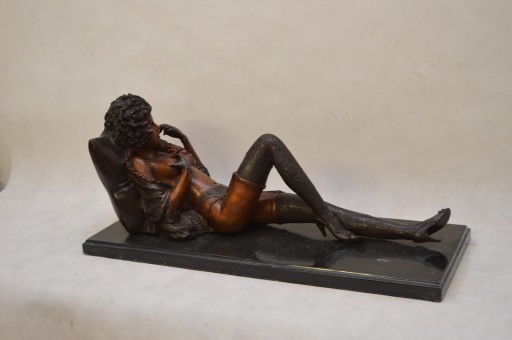 ЖЕНЩИНА на подушке в бронзовом нюдовом костюме GORSECE CUSHING