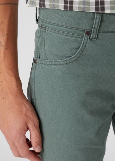 Wrangler GREENSBORO Thyme MATERIAŁOWE SPODNIE BEZ STRECZU W34 L34