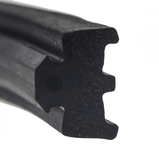 Алюминиевый уплотнитель Aluprof Black для окон и дверей 1м.