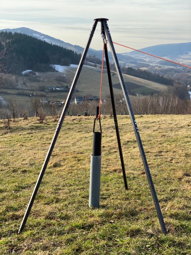 Trójnóg do wiertnicy ręczne + 6 żerdzi / studnia