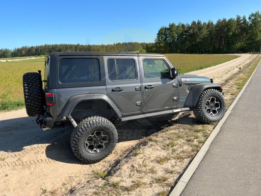 Стальные пороги с подсветкой, установленные на раму Jeep Wrangler JL
