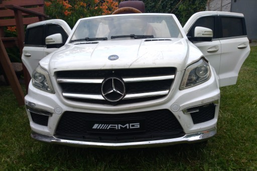 Автомобиль Mercedes GL63, прекрасно воспроизведенный 12В