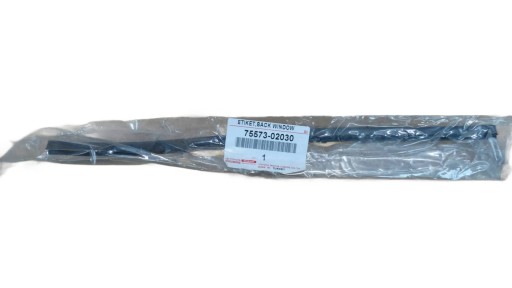 Уплотнитель заднего стекла 75573-02030 Toyota Auris