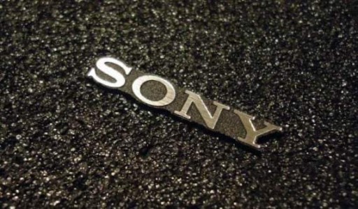 Наклейка-эмблема SONY 30 x 5 мм с логотипом СЕРЕБРЯНАЯ