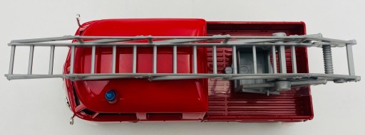 Пожарная машина VW Type 2 T1 с лестницей 1:24 модель Motormax 79584