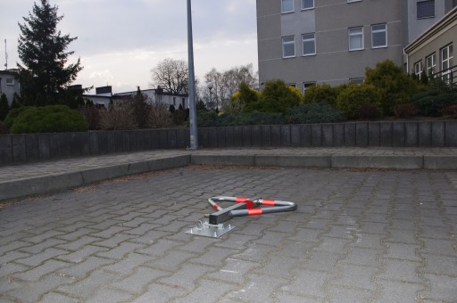 Blokada parkingowa Motyl ocynkowany kłódka