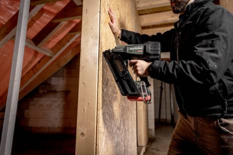 Аккумуляторный гвоздезабиватель Metabo NFR 18 LTX 90 BL