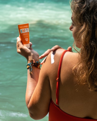 ВОДОНЕПРОНИЦАЕМЫЙ солнцезащитный крем с фильтром SPF50+.