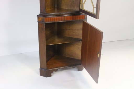 Угловая витрина из красного дерева, 1960-е/1970-е гг.