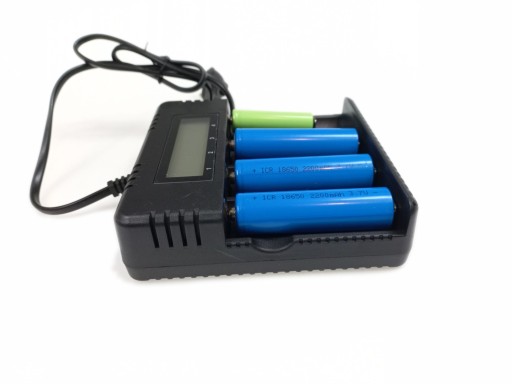 Ładowarka z wyświetlaczem LCD, 4 gniazda, ogniwa: 18350, 18500, 18650 i in.