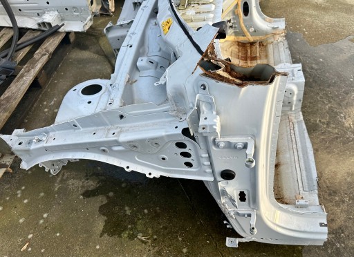 Volvo XC40 2022 Recharge ćwiartka przednia lewa przód podszybie