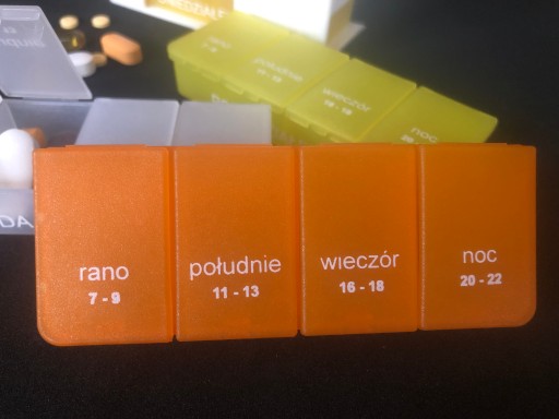 POJEMNIK ORGANIZER NA LEKI LEKARSTWA PIGUŁKI OLDMAN KASETKA 7 dni 4 pory