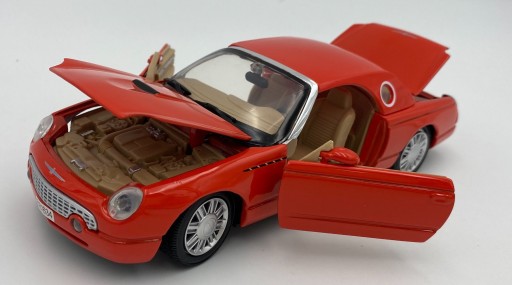 Ford THUNDERBIRD год выпуска 2002 1:24 Motormax 79853 красный JAMES BOND