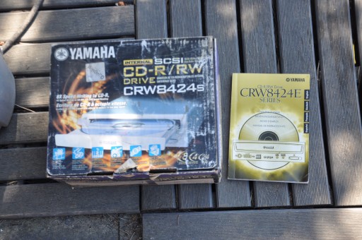 ВНЕШНИЙ РЕКОРДЕР YAMAHA CRW8424S SCSI 8/4/24 КОРОБКА В КОМПЛЕКТЕ