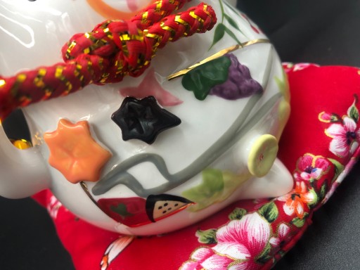 SKARBONKA Kot Maneki-Neko Szczęścia Porcelana 12cm