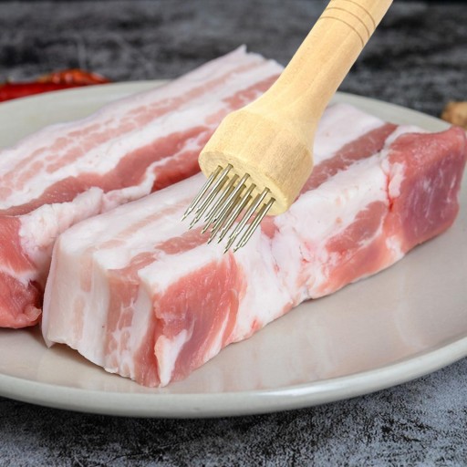 Профессиональный тендерайзер для мяса с деревянной ручкой.