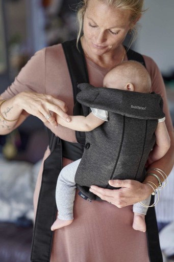 МИНИ 3D ДЖЕРСИ-ПЕРЮСКА СЕРО-ЧЕРНАЯ BABYBJORN
