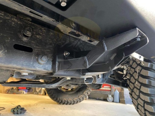 Стальные пороги с подсветкой, установленные на раму Jeep Wrangler JL