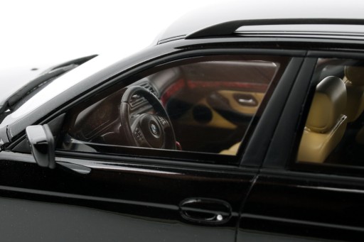 BMW 540i (E39) Touring M-Package 2001 года, цвет «Black Saphire», Otto Mobile, масштаб 1:18