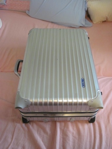 Средний алюминиевый чемодан Rimowa с 4 ключами.