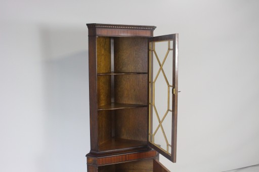 Угловая витрина из красного дерева, 1960-е/1970-е гг.