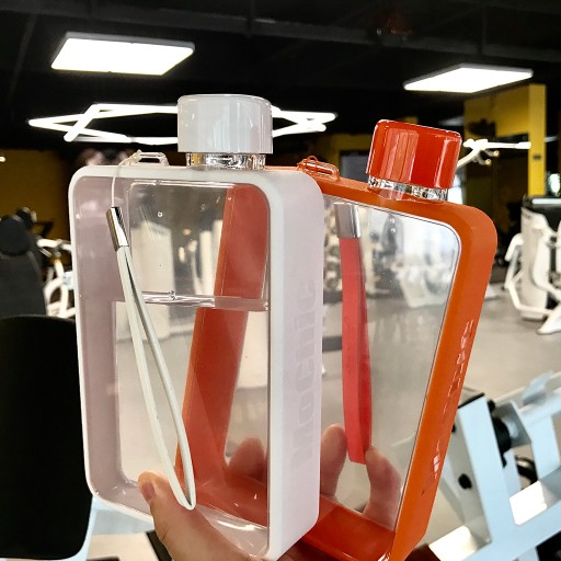 Płaska plastikowa butelka na wodę wielokrotne