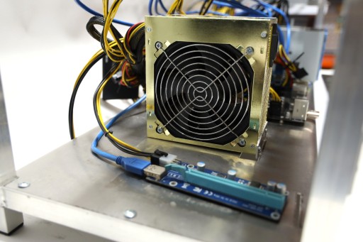База данных для майнинга криптовалют на 12 графических процессорах
