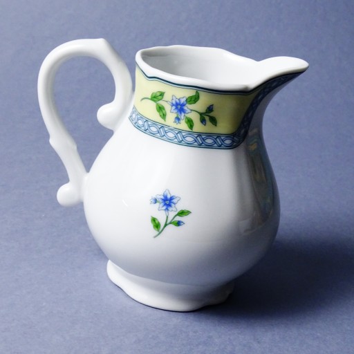 КРАСИВАЯ МОЛОЧНИЦА, МАЛЕНЬКИЙ ФАРФОРОВЫЙ КУВШИН