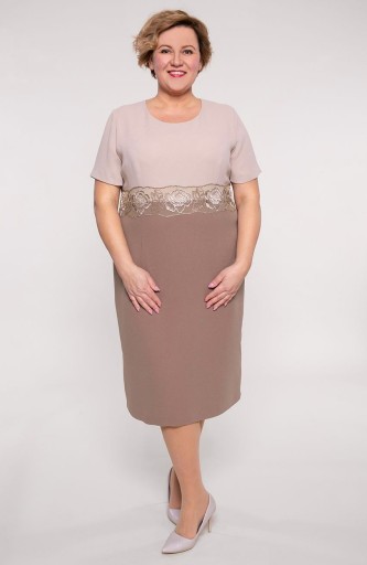 Elegancka beżowa garsonka z różami 50