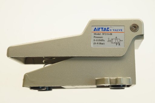 ПНЕВМАТИЧЕСКИЙ НОЖНОЙ КЛАПАН AIRTAC 3F210-08G 3/2-1/4