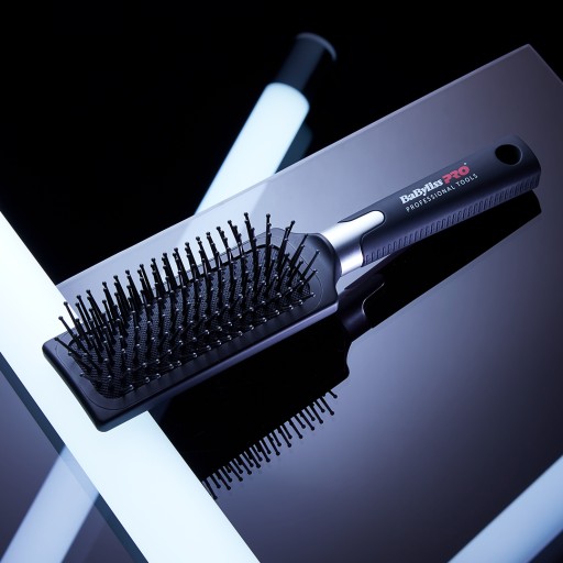 Маленькая пневматическая расческа Babyliss Pro.