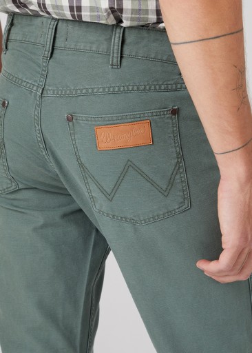 Wrangler GREENSBORO Thyme MATERIAŁOWE SPODNIE BEZ STRECZU W34 L34