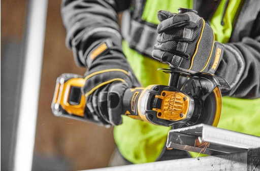 УГЛОВАЯ ШЛИФОВАЛЬНАЯ МАШИНА DEWALT DCG409VSNT 125 мм С РЕГУЛИРОВКОЙ